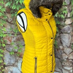 JOULES Golden Puffer Vest with Faux Fur Trim, 2